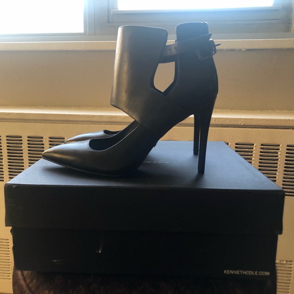 Kenneth Cole Bonnet Ankle Cuff Pump